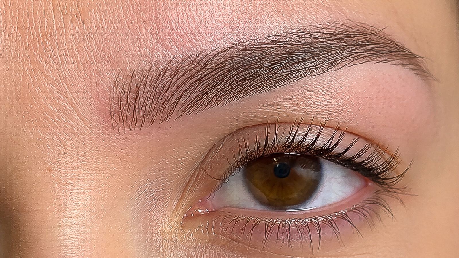 Augenbrauen & Microblading – ruhige Studioaufnahme