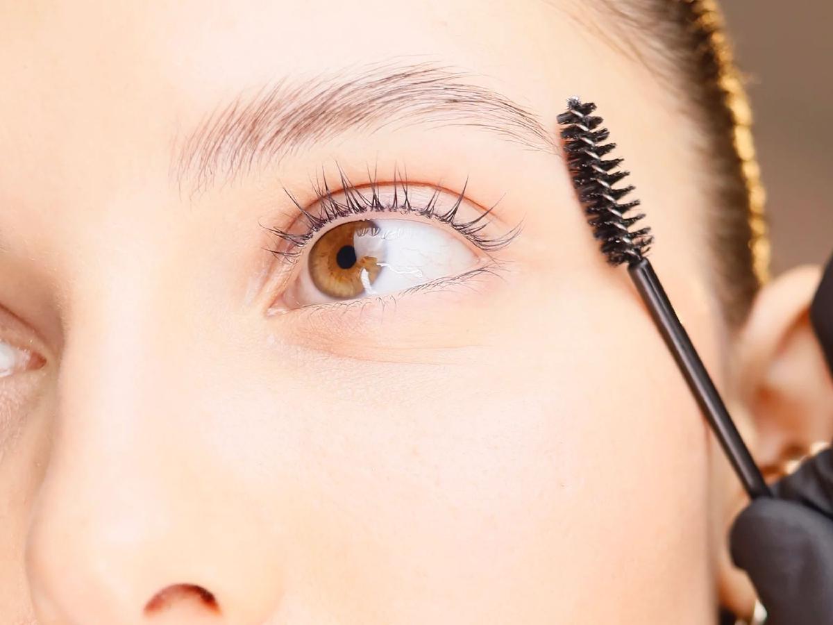 Augenbrauenlifting – Formgebung der Brauen